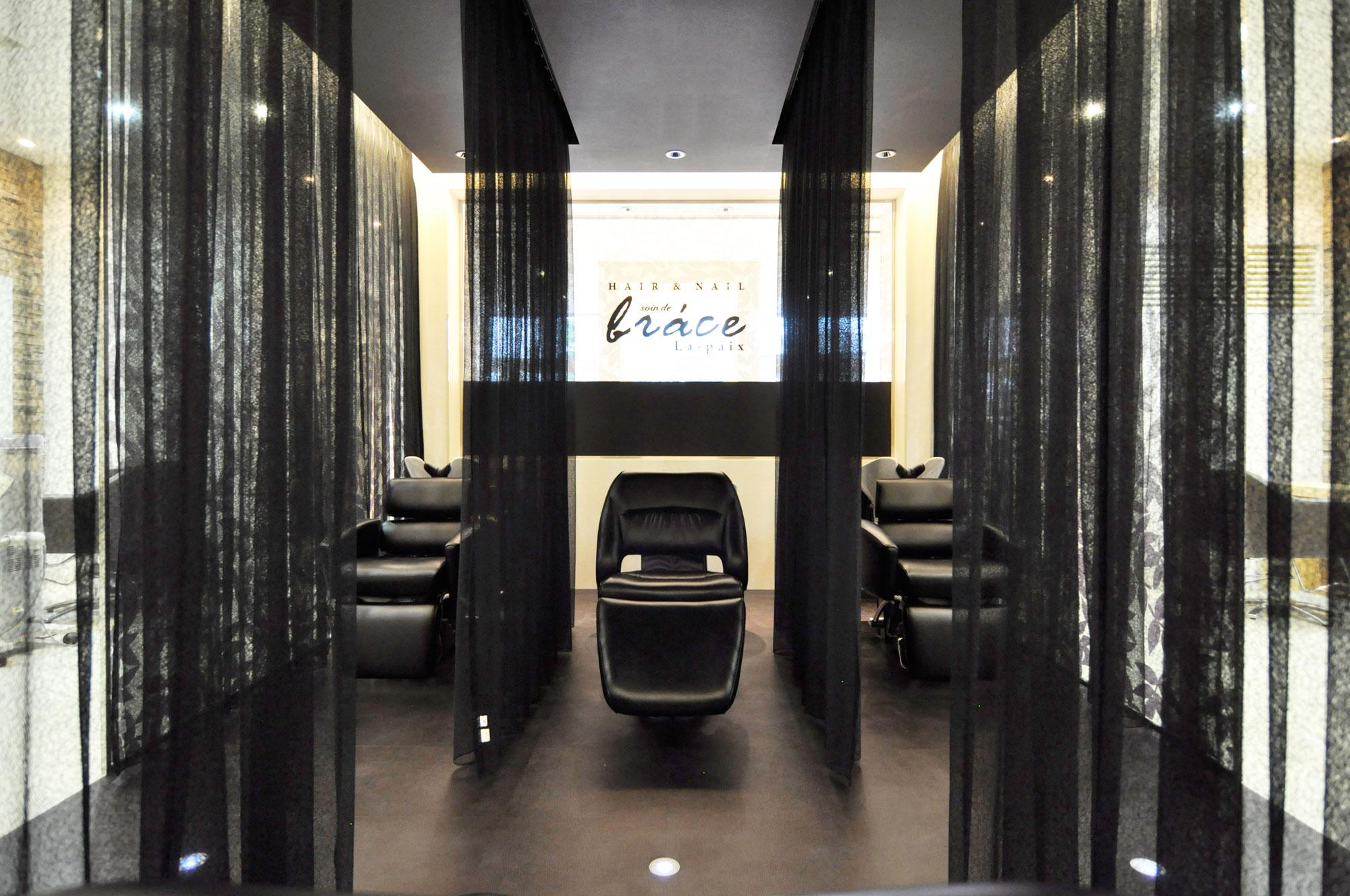 心斎橋の真ん中！１Fは高級ブランドのビル４Fです。